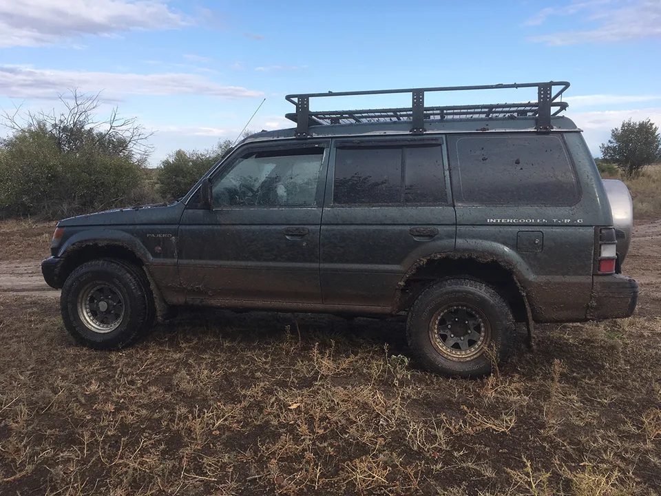 Mitsubishi Pajero II — Расширители арок 50 мм · 6 м; Универсальные брызговики 36 × 45 см